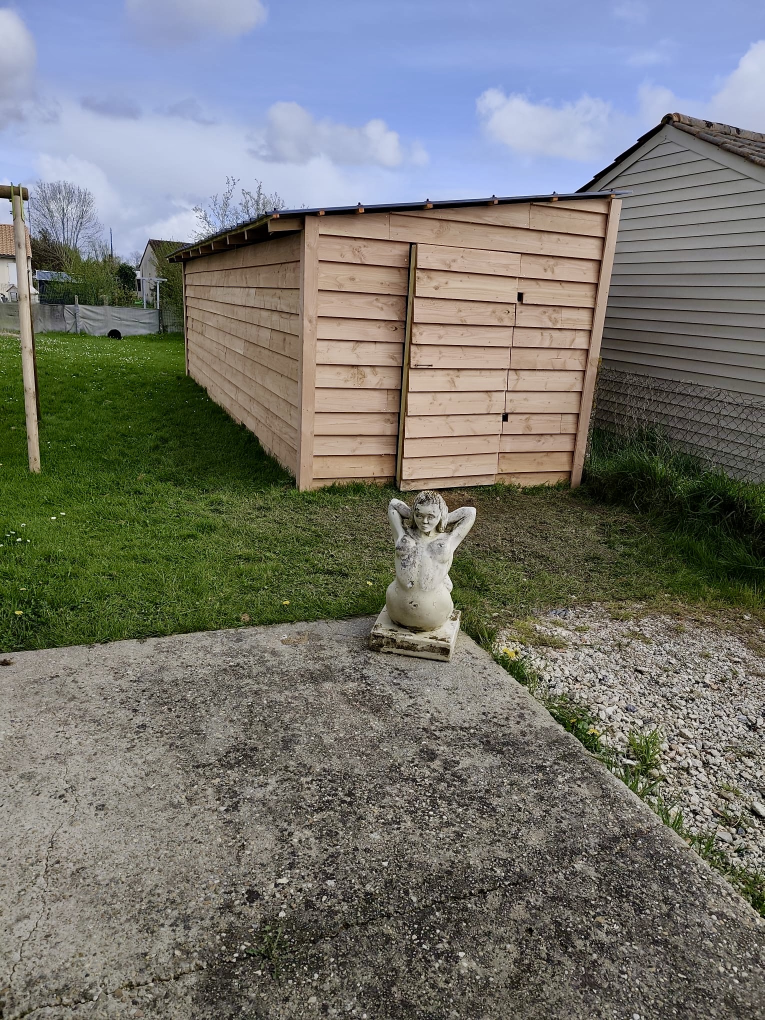 Abri de jardin en bois sur mesure avec porte double à Bordeaux
