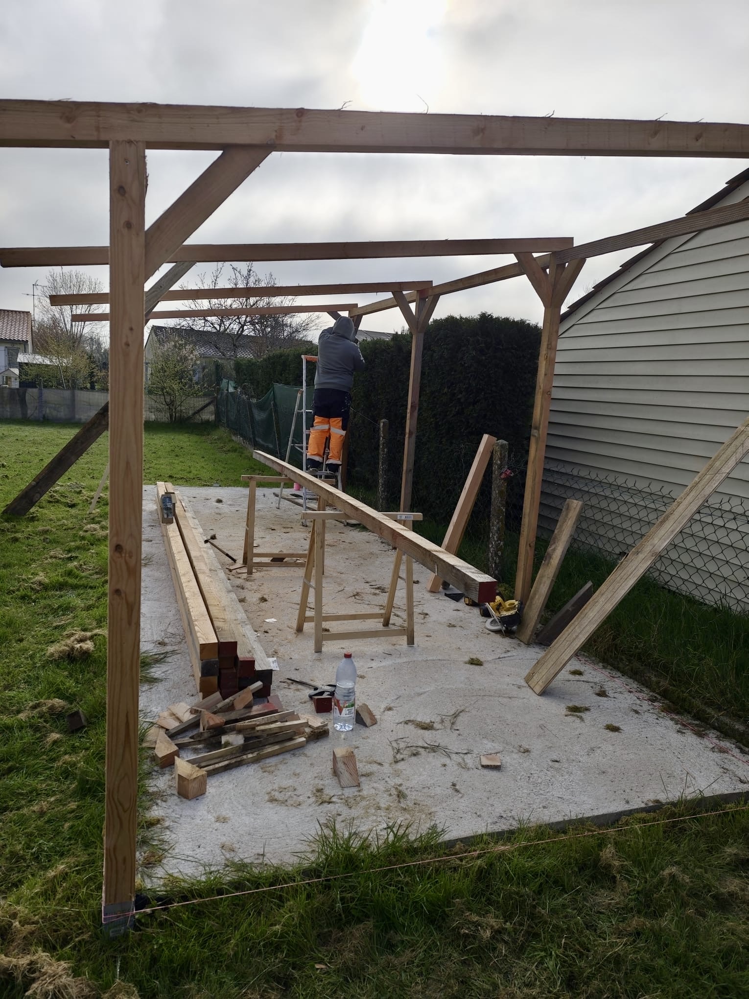 Construction d'un carport en ossature bois dans un jardin à Bordeaux