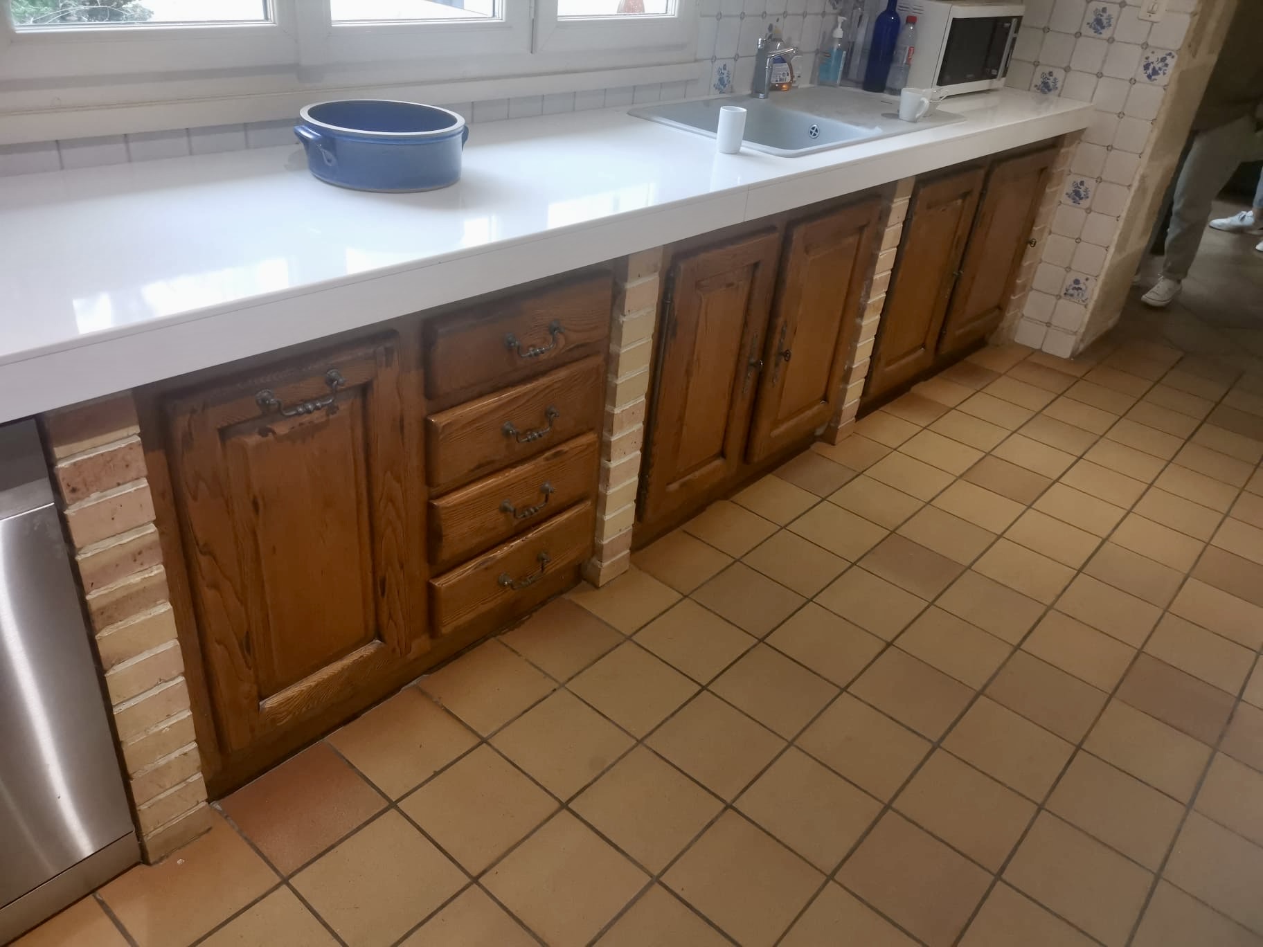 Cuisine rustique en bois avant relooking et pose du nouveau sol