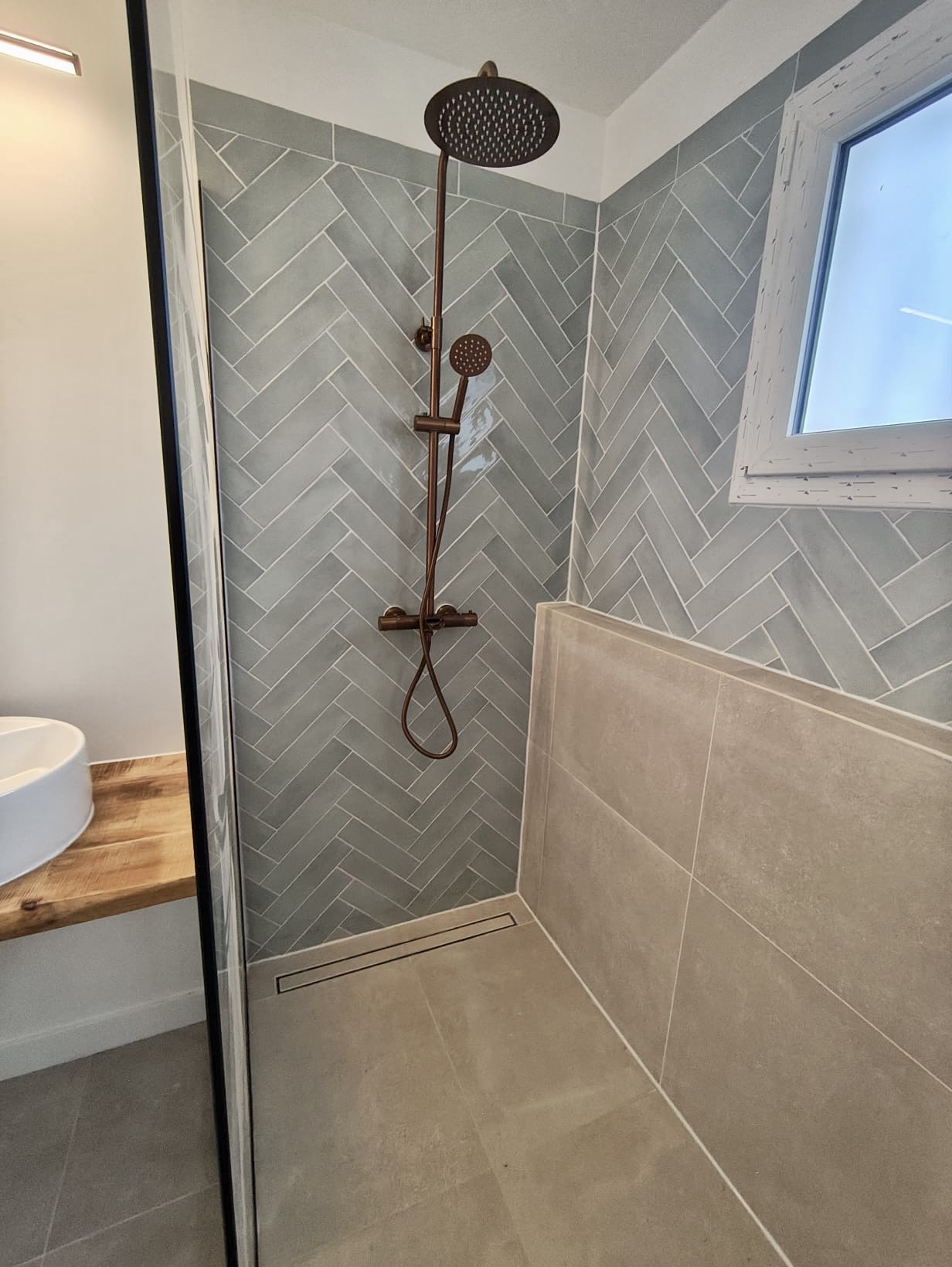 Douche à l'italienne en carrelage chevrons vert et robinetterie cuivre à Bordeaux