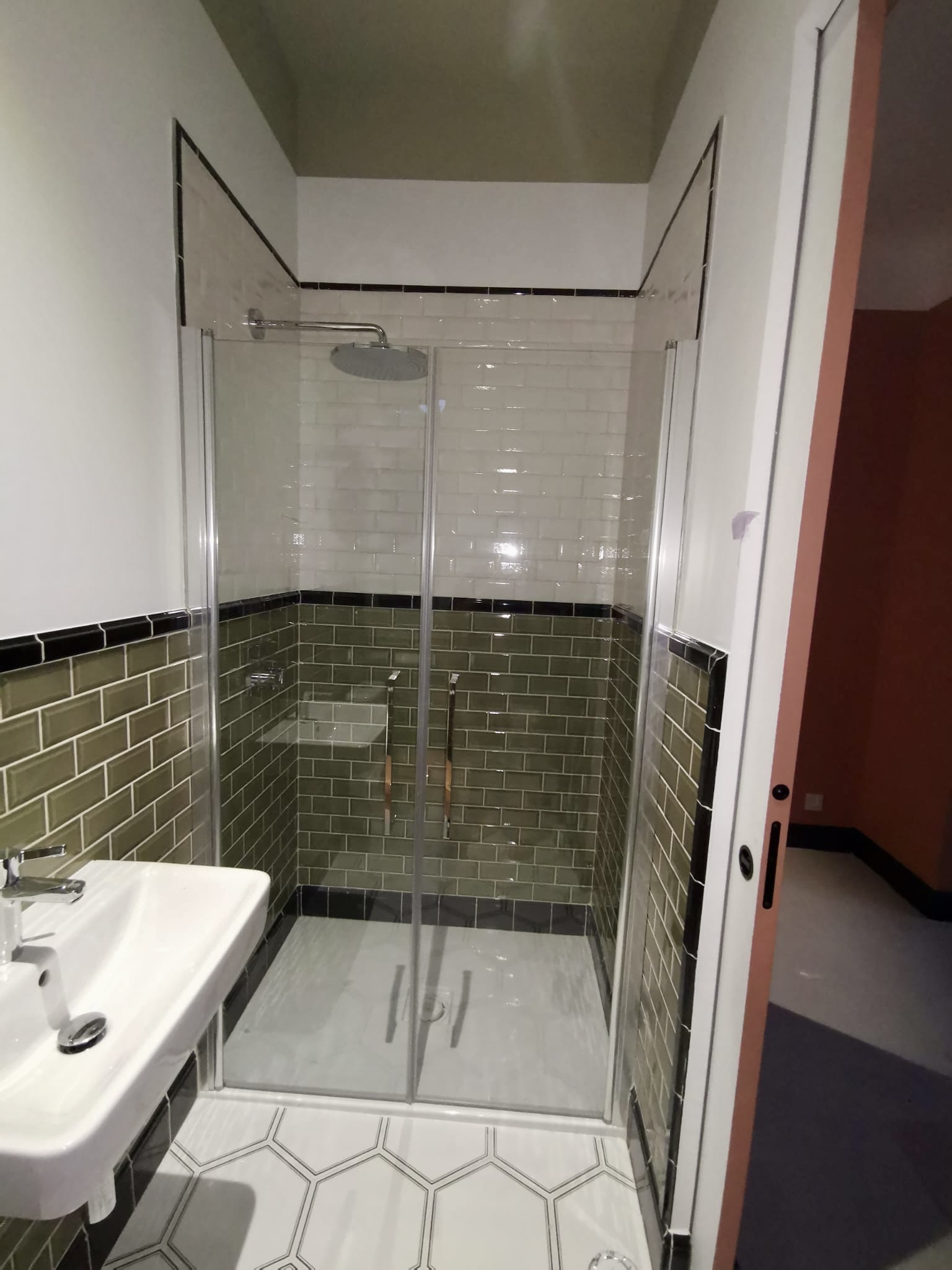 Douche à l'italienne en carrelage métro vert olive à Bordeaux