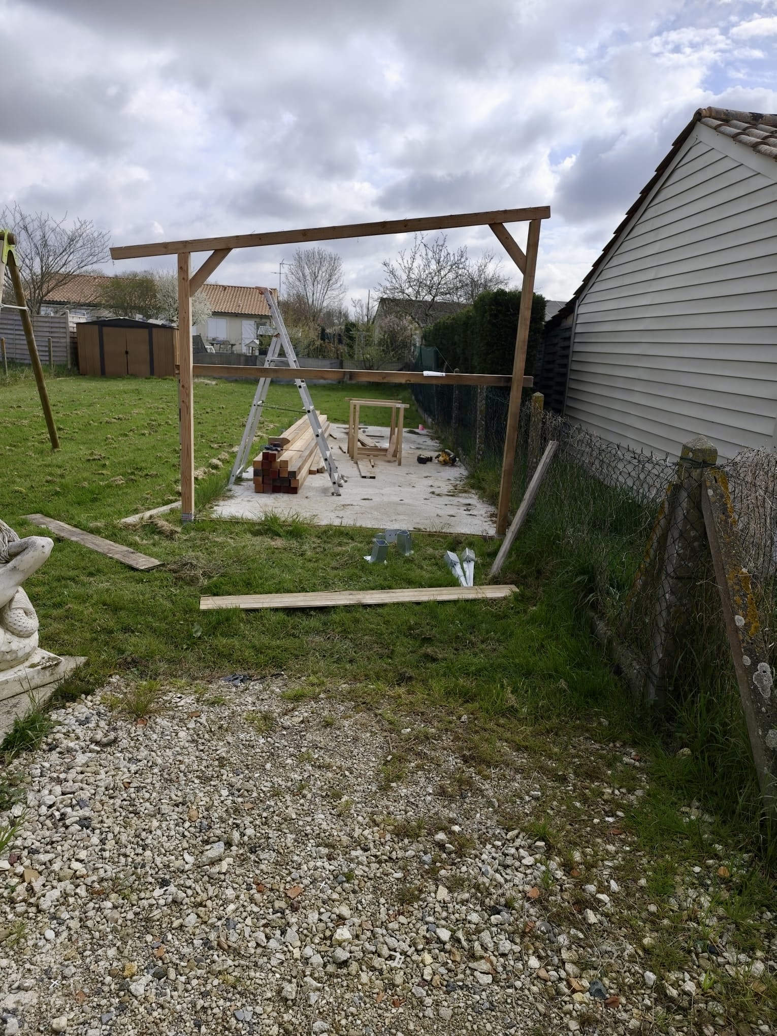 Montage de la charpente bois de l'abri de jardin