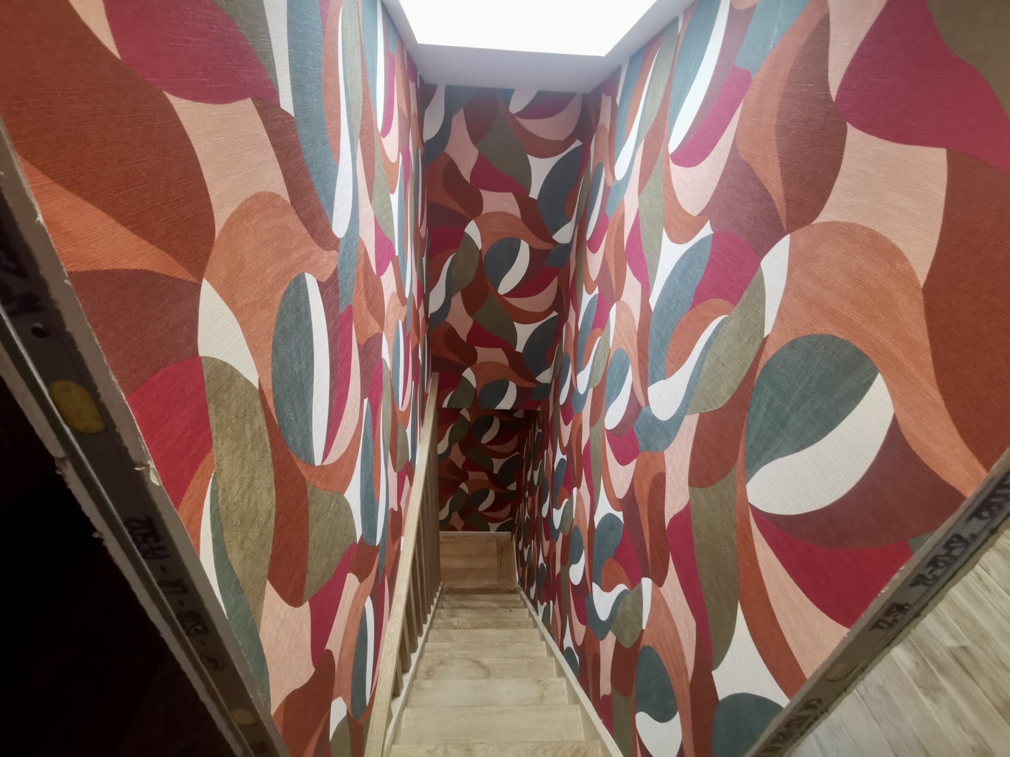 Cage d'escalier habillée d'un papier peint graphique coloré à Bordeaux