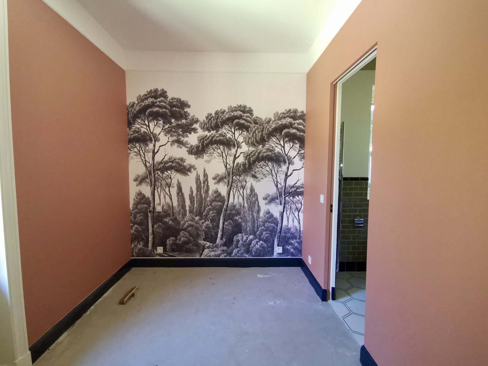Papier peint panoramique forêt sur mur terracotta à Bordeaux