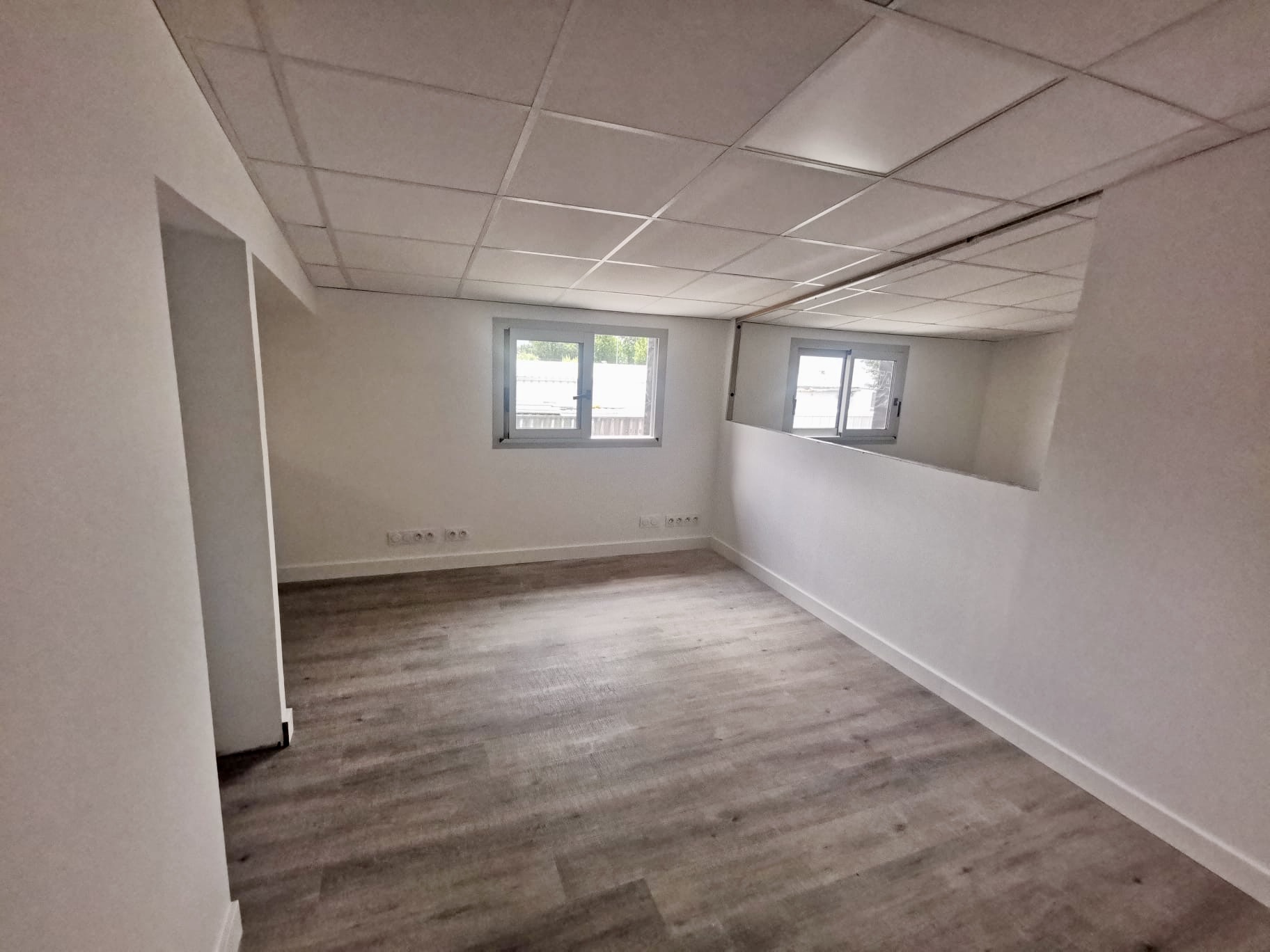 Bureaux rénovés avec faux-plafond suspendu et sol stratifié à Bordeaux