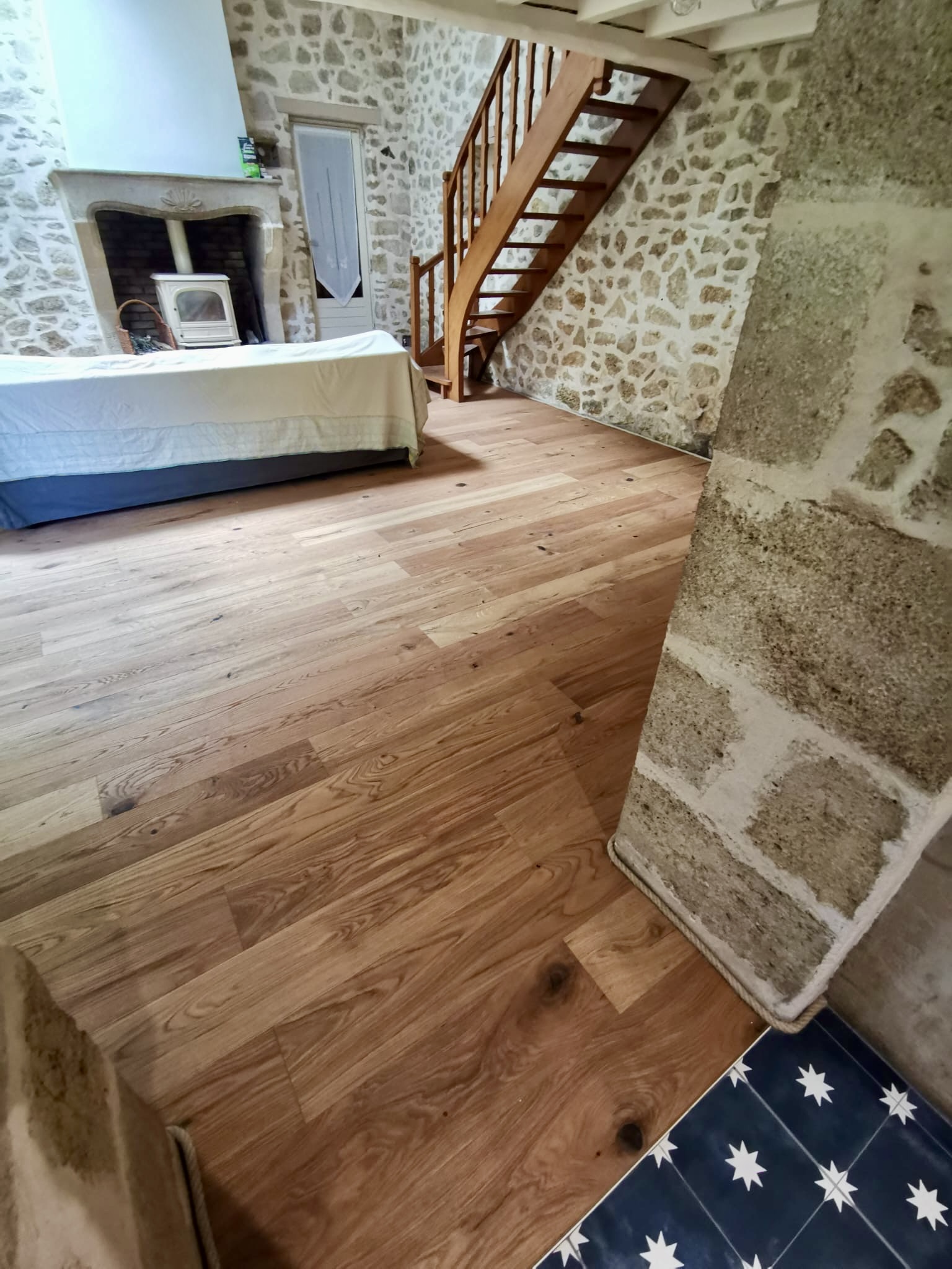Parquet chêne massif et escalier bois dans une maison en pierre à Bordeaux
