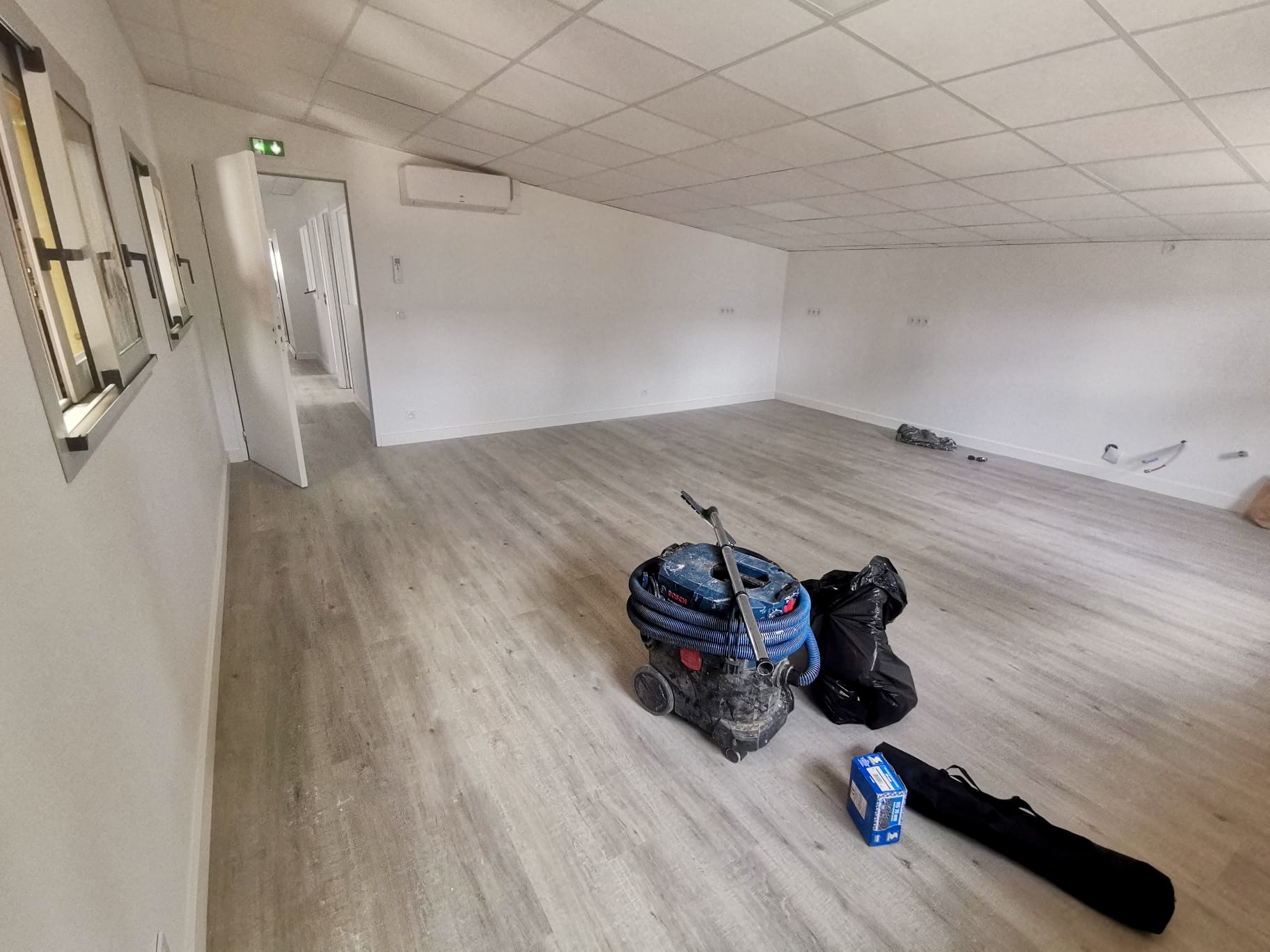 Open space de bureaux rénové : cloisons, faux-plafond et sol PVC à Bordeaux