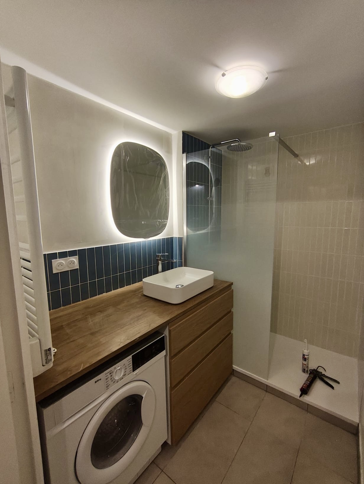 Salle de bain rénovée avec meuble vasque et miroir LED à Bordeaux