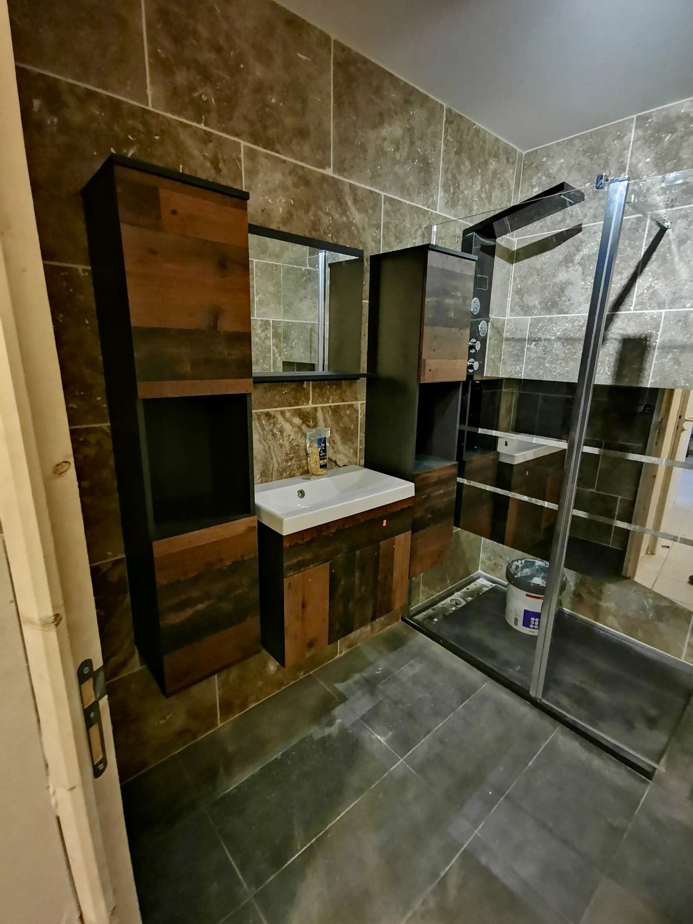 Salle de bain rénovée avec meuble vasque bois et douche à l'italienne à Bordeaux