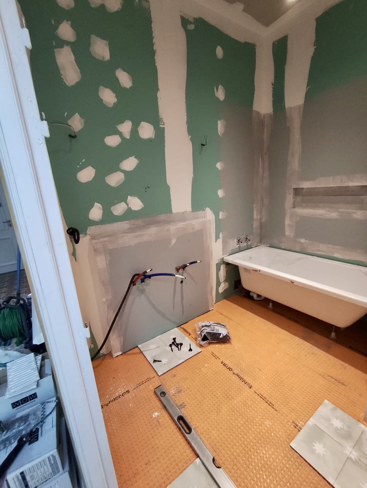 Support en placo hydrofuge et natte d'étanchéité avant pose du carrelage